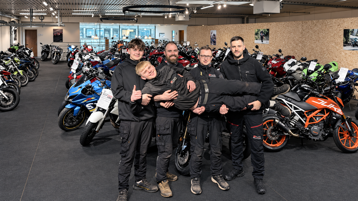 Holdet bag DJ Motor og DJ Motorcykler samlet i showroomet i Herning