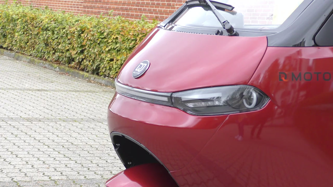 DJ Motor PRIME GT – rød kabinescooter i bevægelse